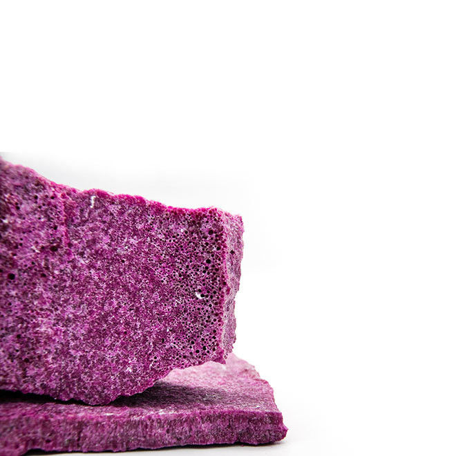 Alumine fondue rose pour matériaux abrasifs et réfractaires